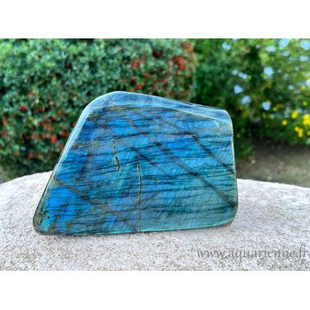 Forme libre de Labradorite de Madagascar, pierre à poser de 3kg, polie main, avec de superbes reflets. Pièce unique.
