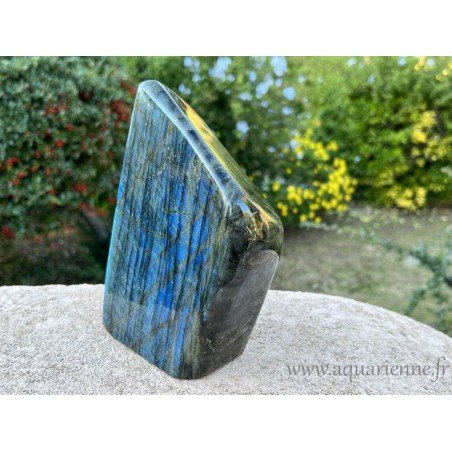 Labradorite de Madagascar, forme libre à poser de 3kg avec de chatoyants reflets. Pièce unique à acheter dès maintenant.