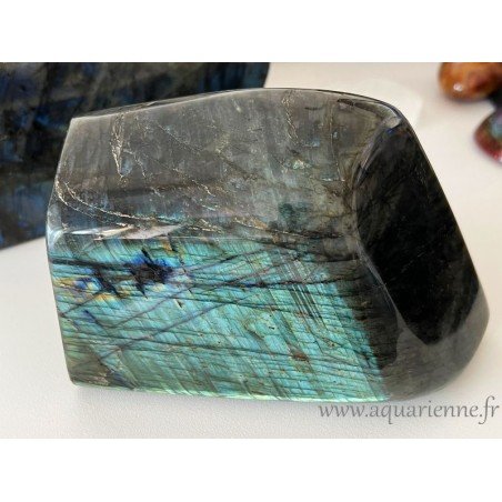 Labradorite, forme libre de 3kg, polie main à beaux reflets. Pour collection, méditation, lithothérapie, déco énergétique...