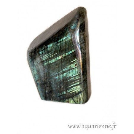 Forme libre de Labradorite de Madagascar, pierre à poser de 3kg kg, polie main, avec de superbes reflets. Pièce unique.