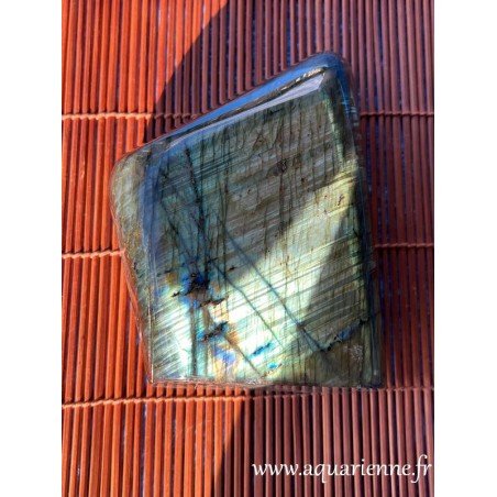 Fascinantes labradorescences pour ce bloc de Labradorite poli main. Pièce unique de 3kg, idée cadeau à offrir ou à s'offrir.