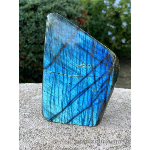 Fascinantes labradorescences pour ce bloc de Labradorite poli main. Pièce unique de 3kg, idée cadeau durable.