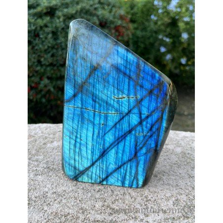 Fascinantes labradorescences pour ce bloc de Labradorite poli main. Pièce unique de 3kg, idée cadeau durable.