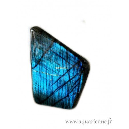 Labradorite de Madagascar, pierre à poser avec de belles iridescences. Pièce unique, idée cadeau à offrir ou à s'offrir.