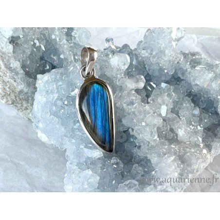 Pendentif Argent 925 et Labradorite aux jolis reflets bleutés. Bijou pièce unique, idée cadeau à offrir ou à s'offrir.