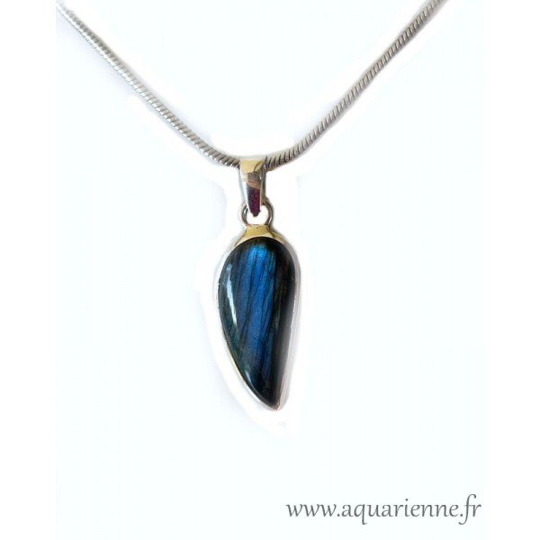 Pendentif Labradorite et argent 925. Pierre fine aux superbes iridescences bleues, en forme d'aile d'ange. Bijou pièce unique.