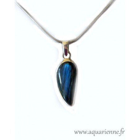 Pendentif Labradorite et argent 925. Pierre fine aux superbes iridescences bleues, en forme d'aile d'ange. Bijou pièce unique.