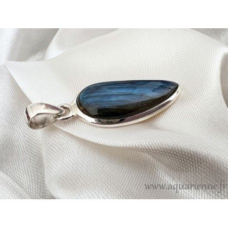 Belle iridescence bleue pour ce pendentif en pierre de Labradorite serti d'argent 925, que vous pouvez acheter dès maintenant.