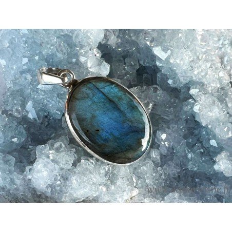 Jolies iridescences pour ce pendentif ovale en pierre de Labradorite serti d'argent 925, que vous pouvez acheter dès maintenant.