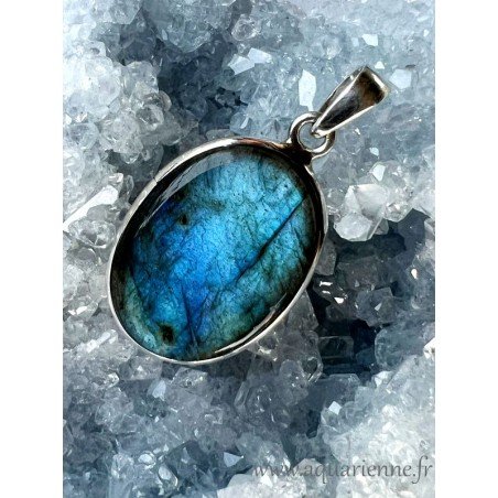 Pendentif Labradorite et argent 925. Pierre fine aux superbes iridescences de forme ovale. Bijou pièce unique, idée cadeau.