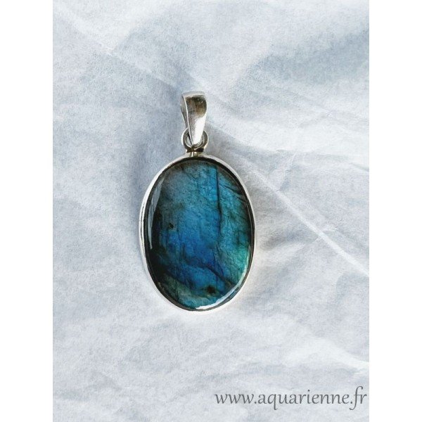 Pendentif argent 925 et Labradorite. Pierre fine de forme ovale, taille cabochon avec de beaux reflets. Pièce unique.