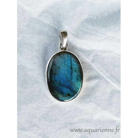 Pendentif argent 925 et Labradorite. Pierre fine de forme ovale, taille cabochon avec de beaux reflets. Pièce unique.