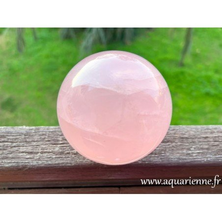 Quartz rose de Madagascar, sphère de 9 cm et 1kg115 pour décoration, collection, lithothérapie, méditation.