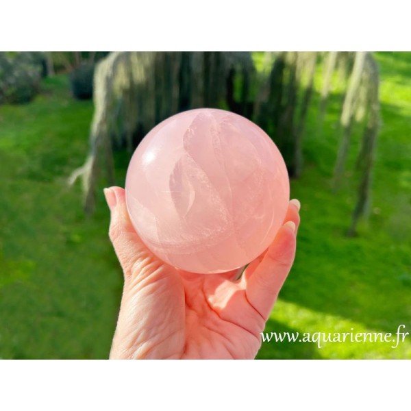 Sphère de Quartz rose de Madagascar de 90 mm de diamètre. Pierre d'Amour en résonance avec le chakra du cœur.