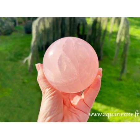 Sphère de Quartz rose de Madagascar de 90 mm de diamètre. Pierre d'Amour en résonance avec le chakra du cœur.