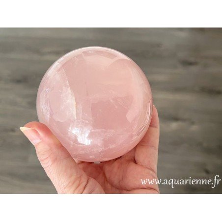Belle boule de Quartz rose de Madagascar, rose pastel avec des inclusions nuageuses.