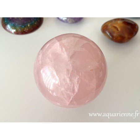 Quartz rose de Madagascar, sphère de 9 cm et 1kg115 pour décoration, collection, lithothérapie, méditation.