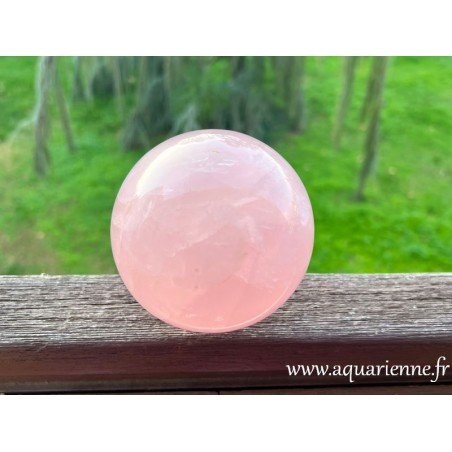 Quartz rose de Madagascar, taillé et poli main en forme de sphère de 90 mm de diamètre que vous pouvez acheter dès maintenant.