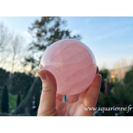 Belle boule de Quartz rose de Madagascar, entièrement polie main, de 9cm de diamètre. Pierre d'Amour à offrir ou à s'offrir.