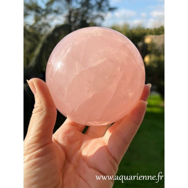 Sphère de Quartz rose de Madagascar de 90 mm de diamètre. Pierre d'Amour en résonance avec le chakra du cœur.