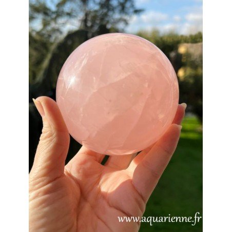 Sphère de Quartz rose de Madagascar de 90 mm de diamètre. Pierre d'Amour en résonance avec le chakra du cœur.