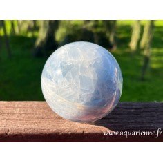 Calcite bleue de Madagascar, sphère ø 8,5 cm, pesant 888 g, polie main. Pièce unique que vous pouvez acheter dès maintenant.