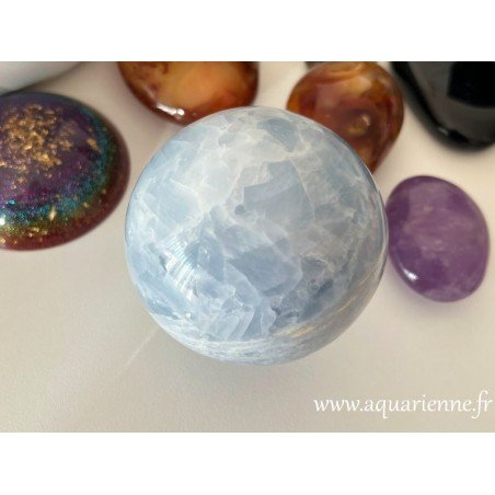 Calcite bleue de Madagascar, sphère ø 8,5 cm, pesant 888 g, polie main. Pièce unique, idée cadeau à offrir ou à s'offrir.