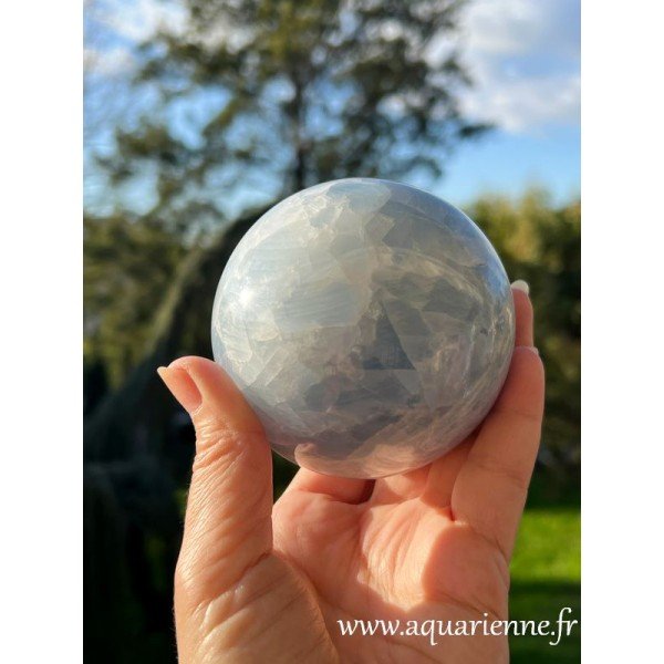 Sphère de Calcite bleue de Madagascar polie main - ø 85 mm - 888g. Pour déco, collection, lithothérapie, énergétique, méditation
