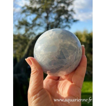 Sphère de Calcite bleue de Madagascar polie main - ø 85 mm - 888g. Pour déco, collection, lithothérapie, énergétique, méditation
