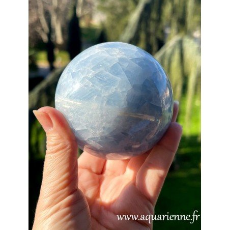Enveloppez-vous dans un cocon de douce lumière bleue avec cette belle sphère de Calcite bleue de Madagascar.