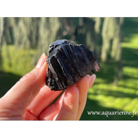 Tourmaline noire brute de Madagascar. Pierre d'enracinement, pièce unique que vous pouvez acheter dès maintenant.