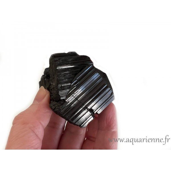 Tourmaline noire ou Schorl de Madagascar. Pierre réputée pour ses propriétés de protection. Pierre brute 160g