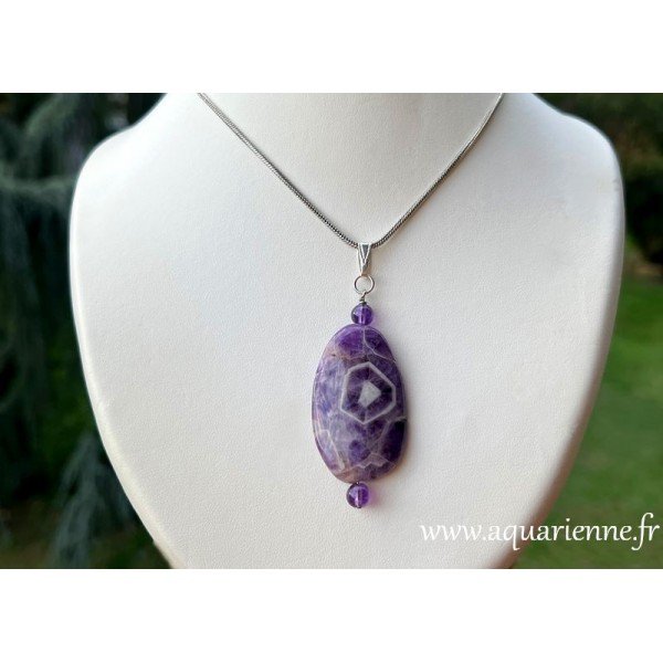 Pendentif Améthyste à chevrons, pierre d'équilibre idéale pour les natures anxieuses. Pièce unique, bijou création.