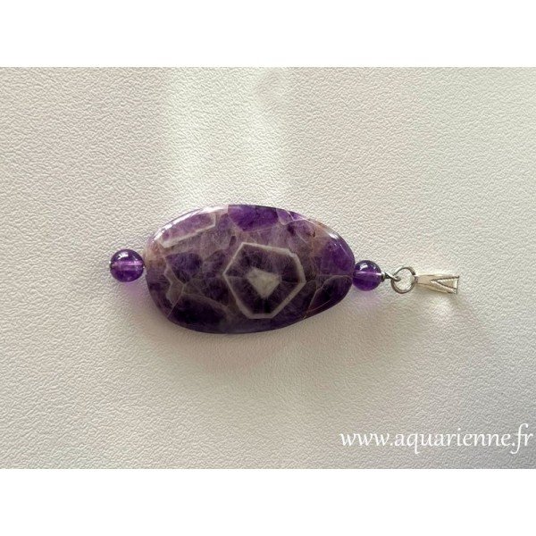 Pendentif Améthyste à chevrons de 68 mm avec sa bélière argent. Bijou Création, pièce unique.