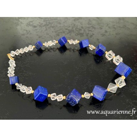 "Cosmique", collier création constitué de cubes de lapis lazuli et de cristal de roche. Perles et fermoir plaqué Or.