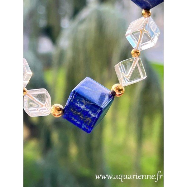 Cubes de lapis lazuli et de cristal de roche, perles et fermoir plaqué Or. Collier "Cosmique" de 47 cm. Bijou création