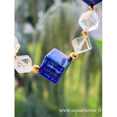 Cubes de lapis lazuli et de cristal de roche, perles et fermoir plaqué Or. Collier "Cosmique" de 47 cm. Bijou création