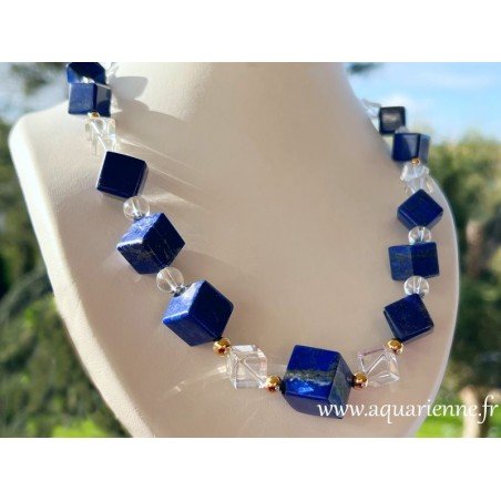 Collier "Telos" - 55 cm. Pierres de Lapis lazuli et Cristal de roche. Perles et fermoir plaqué Or. Bijou création, pièce unique.