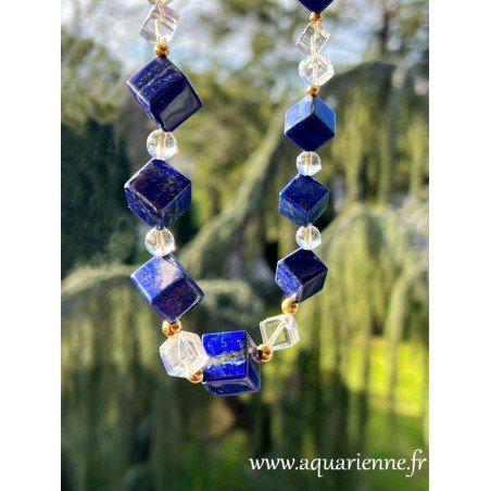 Cubes et perles rondes pour ce collier en Lapis lazuli, Cristal de roche et plaqué Or. Bijou création, pièce unique.