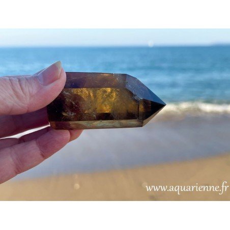 Prisme quartz fumé avec inclusions et 1 face Isis. Pièce unique. Idée cadeau à offrir ou à s'offrir.