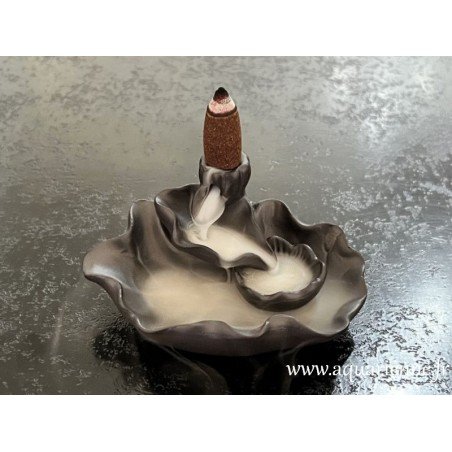 Brûleur d'encens à refoulement étang de lotus. Bel effet de cascade de fumée qui se déverse sur deux plateaux.