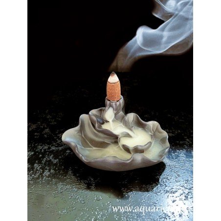 Fontaine à encens. La fumée s'écoule en cascade dans l'étang de lotus créant un effet fascinant et relaxant.