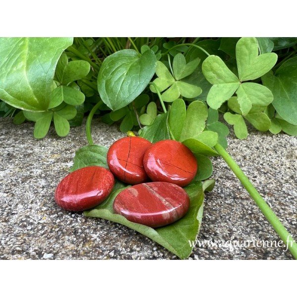 Jaspe rouge, pierre plate de 3 cm. 1er charkra - vitalité - ancrage. Pierre à acheter à l'unité.