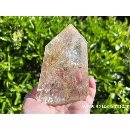 Quartz rutilé de Madagascar, pointe de 11,5 cm et 600g. Apporte lumière, joie, favorise l'éveil spirituel.