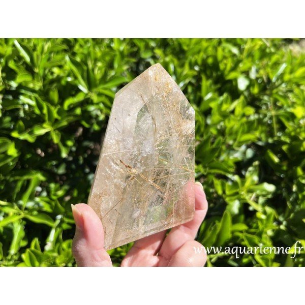 Pointe quartz rutile : 115 mm - 600 g. Phare de lumière, qui apporte énergie et joie. Pièce unique à offrir ou à s'offrir.
