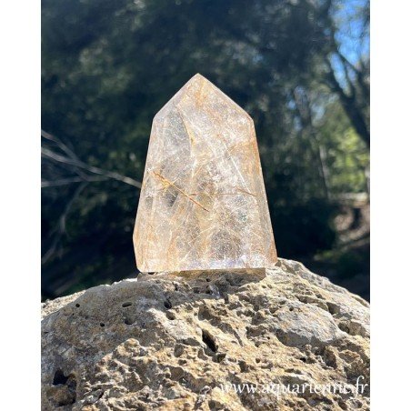 Pointe quartz rutile : 115 mm - 600 g. Phare de lumière, qui apporte énergie et joie. Pièce unique à offrir ou à s'offrir.
