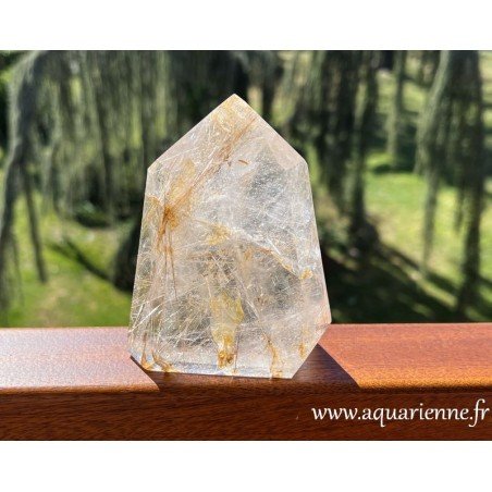 Quartz rutilé de Madagascar, pointe de 11,5 cm et 600g. Apporte lumière, joie, favorise l'éveil spirituel.