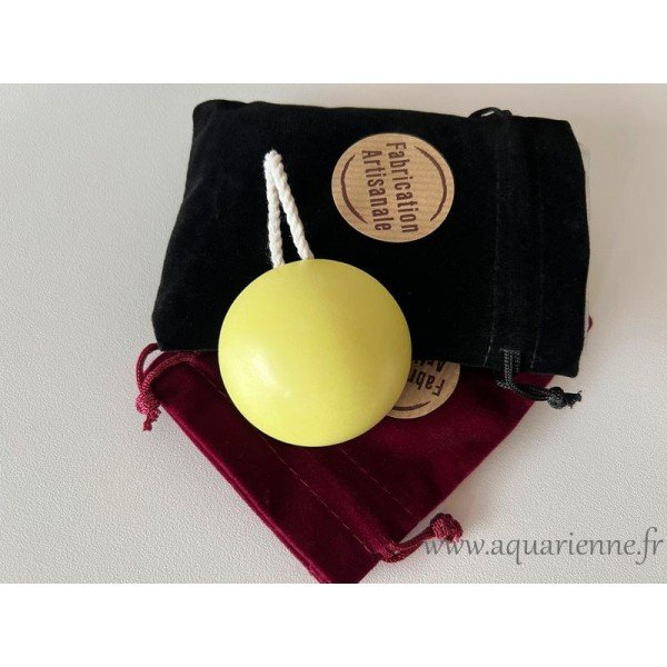 Galet de pierre de soufre de massage avec cordon de maintien, bonne prise en main pour efficacité optimale.