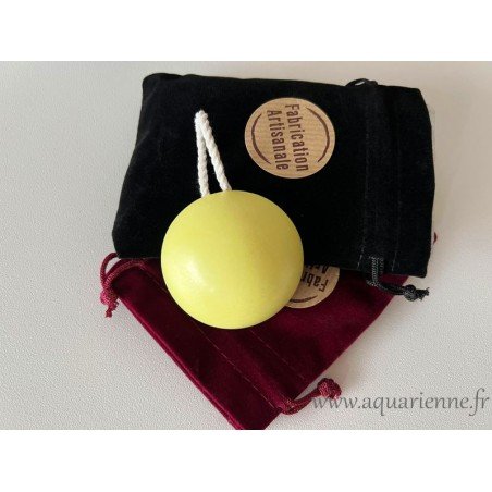 Galet de pierre de soufre de massage avec cordon de maintien, bonne prise en main pour efficacité optimale.