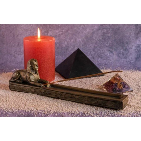 Shungite noire, pyramide à poser dans l'espace de vie ou professionnel pour protection électromagnétique et énergétique